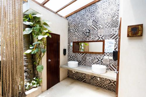 奥尔沃克斯岛Hotel Siesta Holbox的浴室设有水槽和墙上的镜子