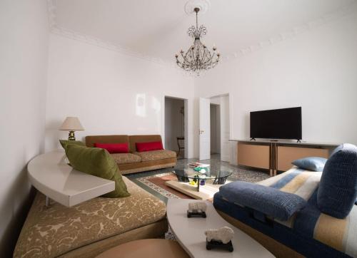科森扎AM Apartment的带沙发和电视的客厅