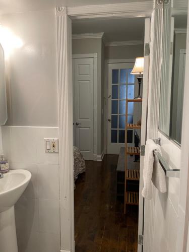 纽约Private one bedroom one bathroom的白色的浴室设有水槽和镜子