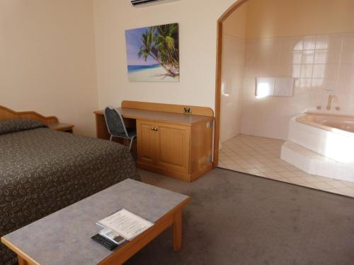 阿德莱德格雷尔汽车旅馆的酒店客房设有床和水槽