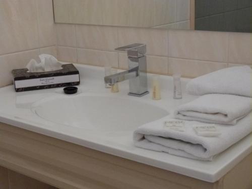 阿德莱德格雷尔汽车旅馆的浴室水槽配有毛巾和水龙头