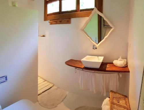 巴拉格兰德Caiçara Bangalôs Barra Grande的一间带水槽和镜子的浴室