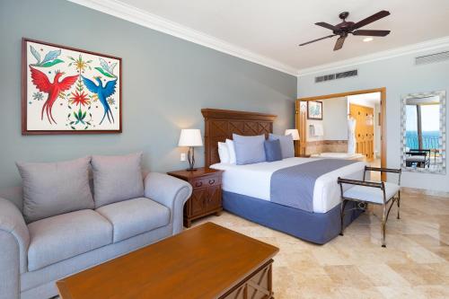 新巴利亚塔Villa La Estancia Beach Resort & Spa Riviera Nayarit的酒店客房,配有床和沙发