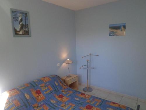 波讷地区圣朱利安Gite mahiou的一间卧室配有一张床和一盏灯