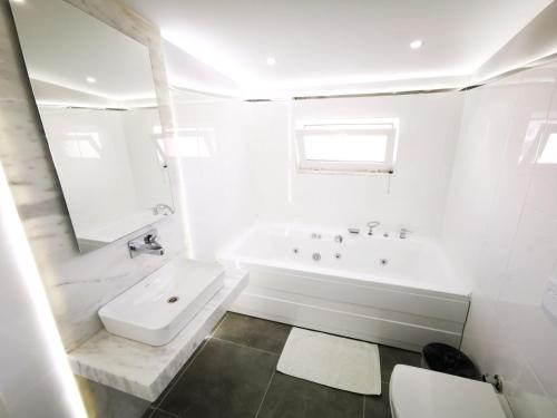贝莱克Spectacular Villa with Private Pool in Antalya的白色的浴室设有浴缸和水槽。