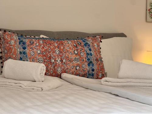 巴特皮尔蒙特DLC: exklusive Suite im Zentrum的一张带毛巾和枕头的床