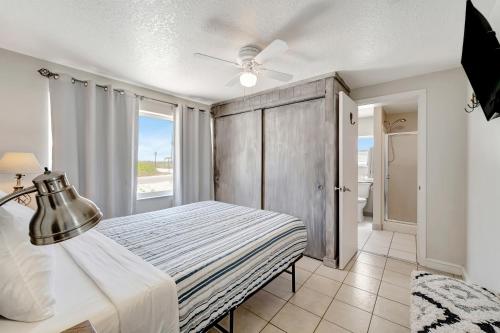 霍姆斯海滩Ocean View Suite的一间卧室设有一张床和一个窗口
