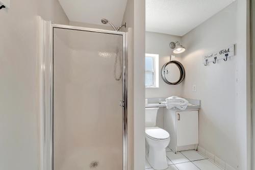 霍姆斯海滩Ocean View Suite的带淋浴和卫生间的白色浴室