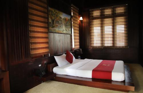 金瓯THƯ DUY Resort的卧室配有白色的床和红色枕头