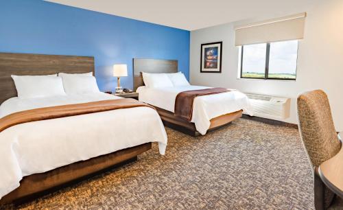 East MolineMy Place Hotel-East Moline/Quad Cities, IL的酒店客房设有两张床和窗户。