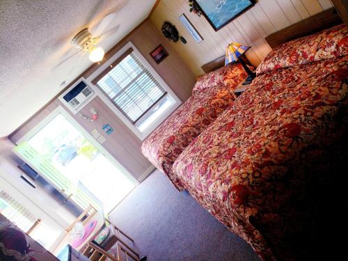 旧奥查德比奇Patras Grand Beach Motel的一间小卧室,配有床和窗户