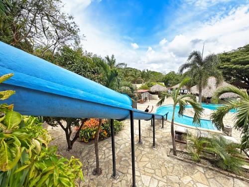 南圣胡安冲浪牧场度假酒店 的度假村内带蓝色冲浪板的游泳池