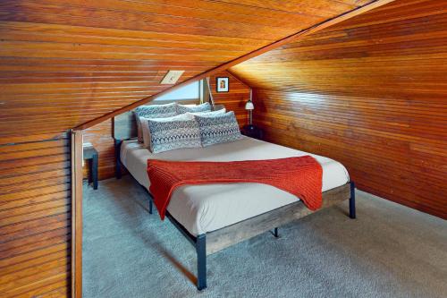 西雅图Wallingford Heights的卧室配有一张床铺,位于带木墙的房间内
