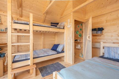 OsečnáTreehouse U lesa的小木屋内设有一间带两张双层床的卧室