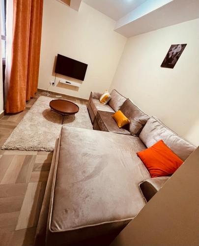纳库鲁Urbantech 1 Bedroom Luxurious BnBs'的带沙发和平面电视的客厅