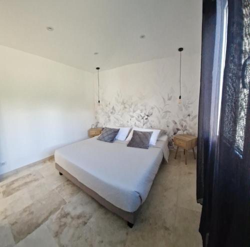 MoltifaoDomaine U Filanciu - Maison Chiara avec piscine - Centre Corse的卧室配有白色的床和白色的墙壁