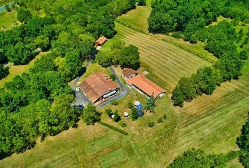 洛特河畔的维伦纽夫Gîte le domaine de Dolly的田野房屋的空中景观
