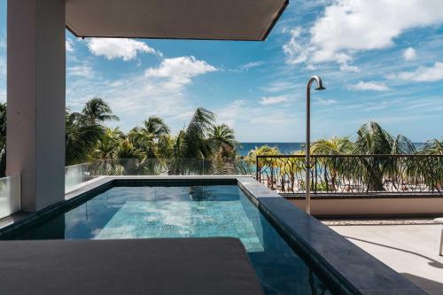 威廉斯塔德康提基海滩度假酒店的海景阳台上的游泳池