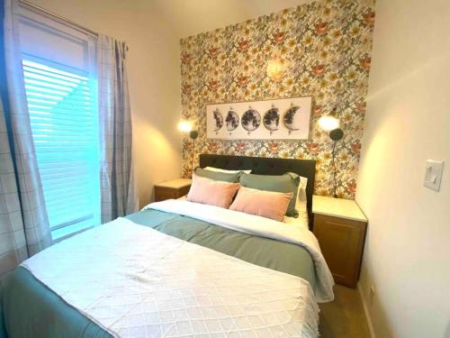圣路易斯-奥比斯保SLO Oasis Home的一间卧室设有一张床和花卉墙