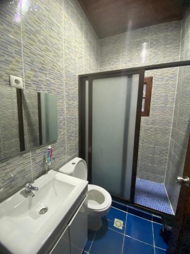 圣多美Tropical Paradise的浴室配有白色水槽和卫生间。