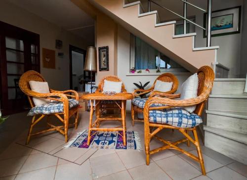 地拉那Vila Kodra的一组柳条椅和一张桌子