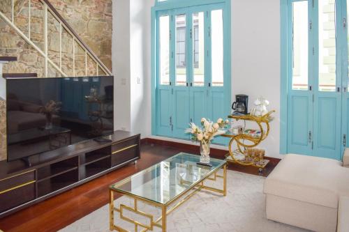 巴拿马城Best location - Luxury and charming loft的客厅设有蓝色门和玻璃桌