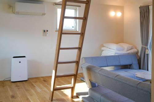 SanukiBeach SPA TSUDA"0 Cero house" - Vacation STAY 32935v的一间带梯子和沙发的客厅