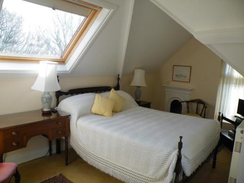 布罗肯赫斯特布罗德兰德斯盖特住宿加早餐旅馆的卧室配有白色的床和窗户。