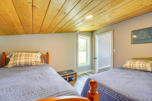 UlyssesPennsylvania Home - Porch, Grill and Foosball Table!的一间卧室设有两张床和木制天花板