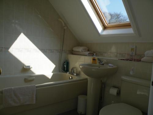 布罗肯赫斯特布罗德兰德斯盖特住宿加早餐旅馆的一间带盥洗盆和窗户的浴室