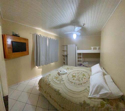乌鲁比西Pousada Arcanjo Rafael的一间卧室,卧室内配有一张大床