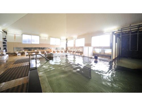 十和田Tennen Onsen Kakenagashi no Yado Hotel Pony Onsen - Vacation STAY 50911v的大型建筑中的大型游泳池