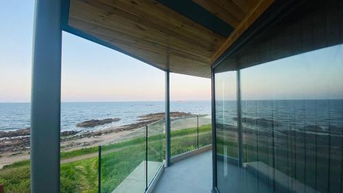 柯科迪Luxury beach front rooms- PMA的阳台享有海景。
