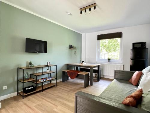 雷姆沙伊德Sali - R1 - Apartmenthaus, WLAN, TV的客厅配有沙发和桌子