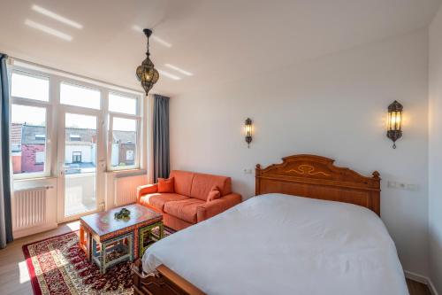 菲尔福尔德Le Petit Riad的卧室配有床、椅子和窗户。