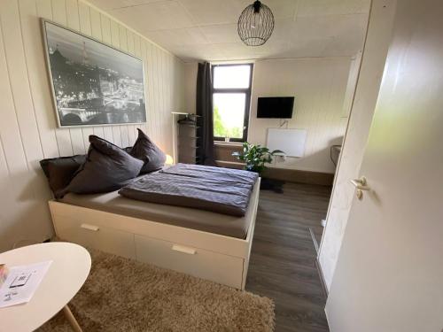 肯彭Cosy Studio in Kempen的小房间设有一张床和一张桌子