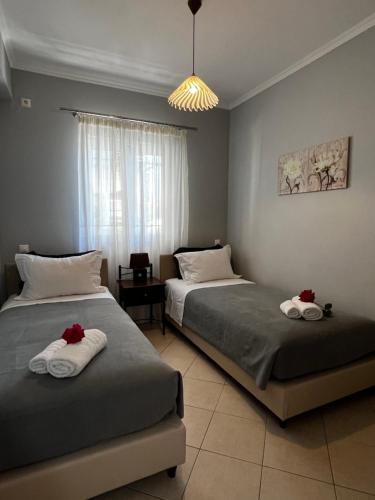 尼基亚娜Anna's Apartments的一间卧室配有两张带毛巾的床