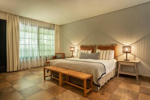 Los Árboles波萨达萨乐恩特恩酒店的一间卧室设有一张大床和一个窗户。