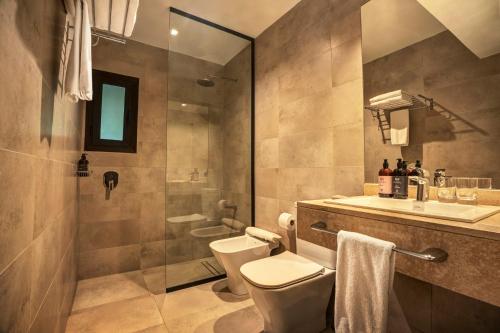 Los Árboles波萨达萨乐恩特恩酒店的带淋浴、卫生间和盥洗盆的浴室