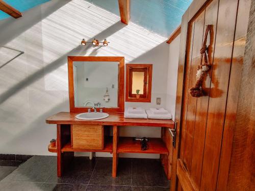 Comunidad YumaniEcolodge K'arasirca的一间带水槽和镜子的浴室