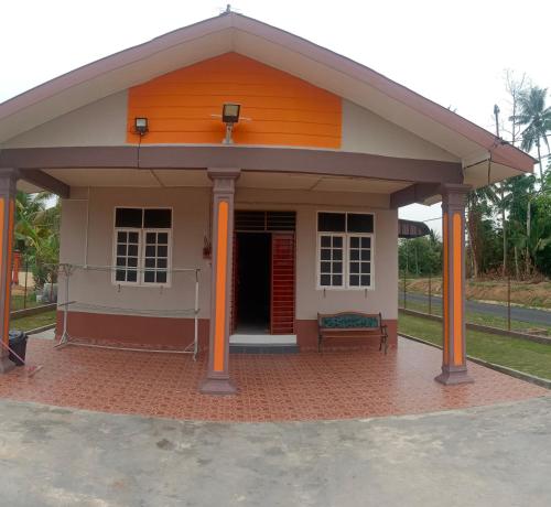 巴西富地Adilah Homestay A的一座带橙色屋顶的小房子