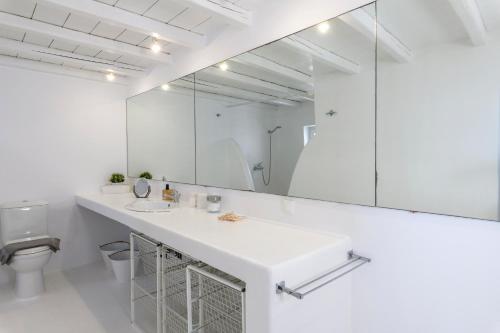圣爱奥尼斯米科诺斯Salty Blè的白色的浴室设有水槽和镜子