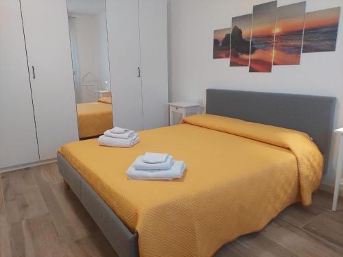 莫诺波利La Preferita Appartamento vista lato Mare的一间卧室配有黄色的床和毛巾