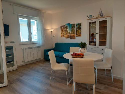 莫诺波利La Preferita Appartamento vista lato Mare的客厅配有桌子和蓝色沙发