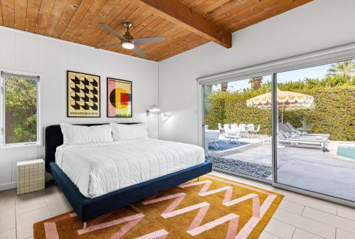 棕榈泉Mid Century Mood House的一间卧室设有一张床和一个庭院。