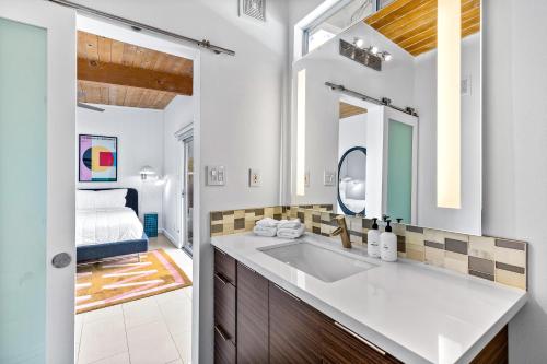 棕榈泉Mid Century Mood House的一间带水槽和镜子的浴室