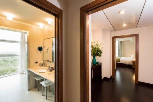 奎托·迪·特雷维索BHR特拉维索酒店的一间带水槽和镜子的浴室