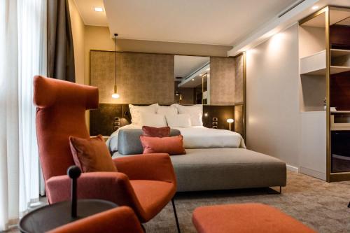 奎托·迪·特雷维索BHR特拉维索酒店的配有一张床和一把椅子的酒店客房