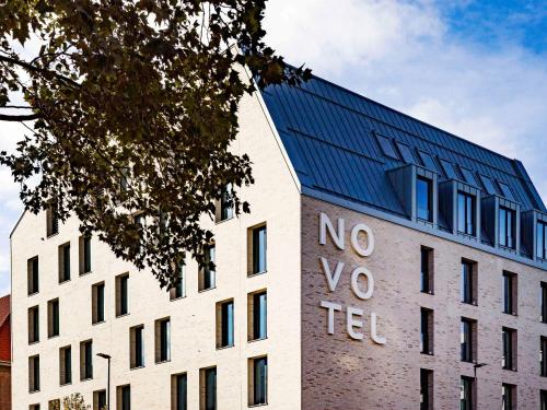 明斯特Novotel Münster City的建筑的侧面有标志