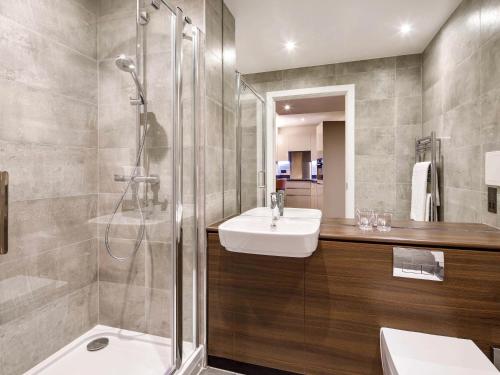 萨顿Aparthotel Adagio London Sutton Point的一间带水槽和淋浴的浴室